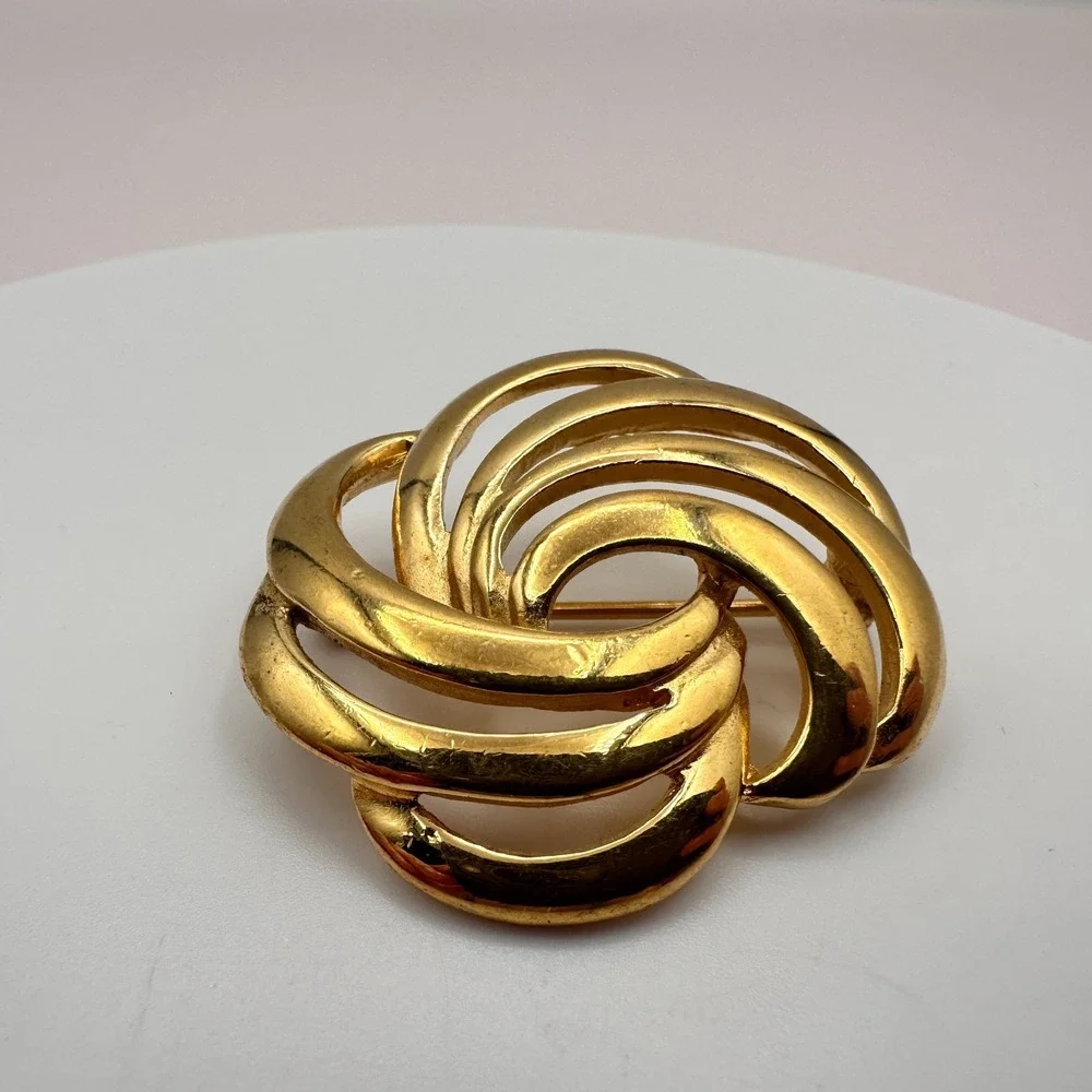 Vintage 80s Napier Gold Tone Abstract Swirl Motif Statement Brooch Pin Jewelry
